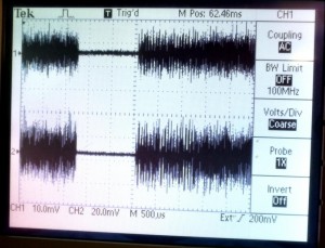 The oscilloscope shows the synchronised NULL symbols of two DAB transmission signals generated using the ODR-mmbTools.